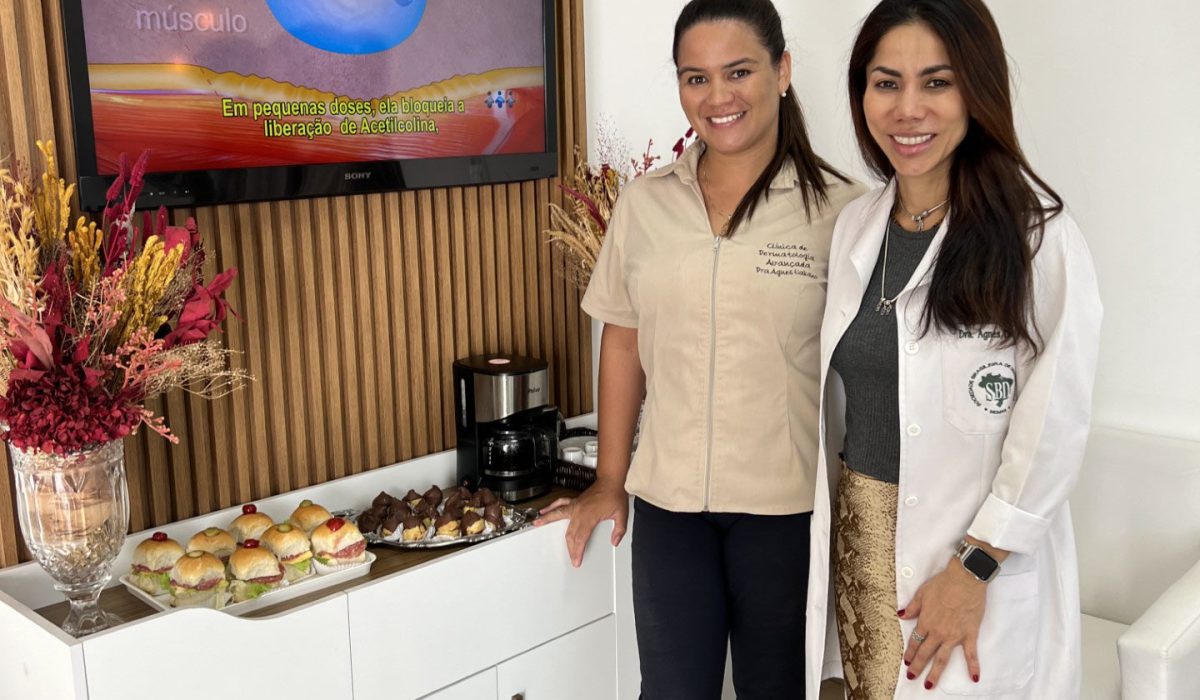 Dra. Agnes Nakano e profissional da equipe na clínica
